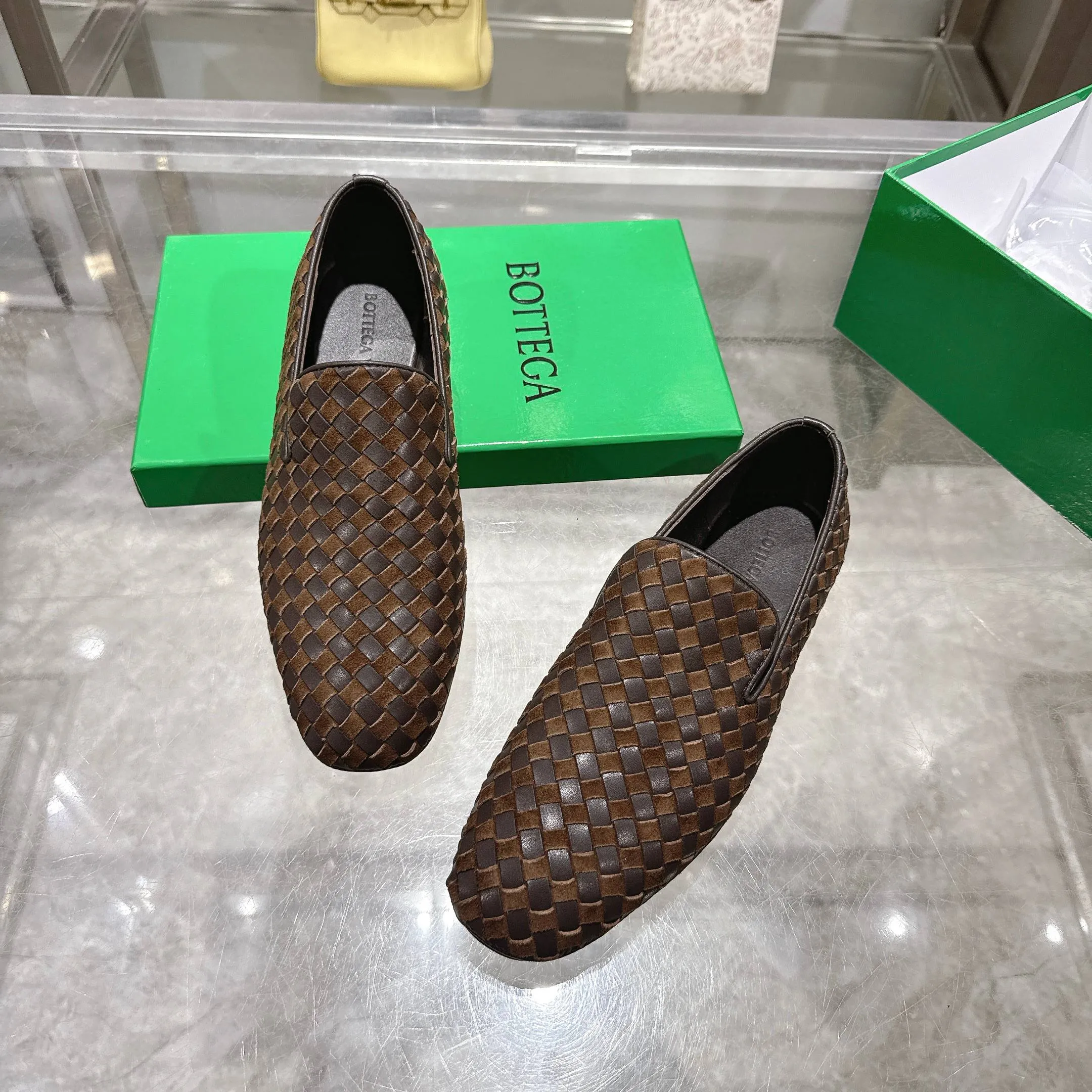 [BV] Top P: 760💰Size for couples: Female 35-39 Male 39--44 (Female 40. Male 38.45.46.47 customization is not returnable) [Note‼ ️] Add 💰 to size 46, add 💰 to size 47. Bottega Veneta's 2025 autumn counter synchronized genuine leather outsole classic woven half-drag couple model Bottega Veneta square toe flat shoes, imported mixed sheepskin, imported sheep! Leather outsole! [Rose][Rose]! Purely hand-woven and operated, the original board is reproduced one-to-one! quality assurance!